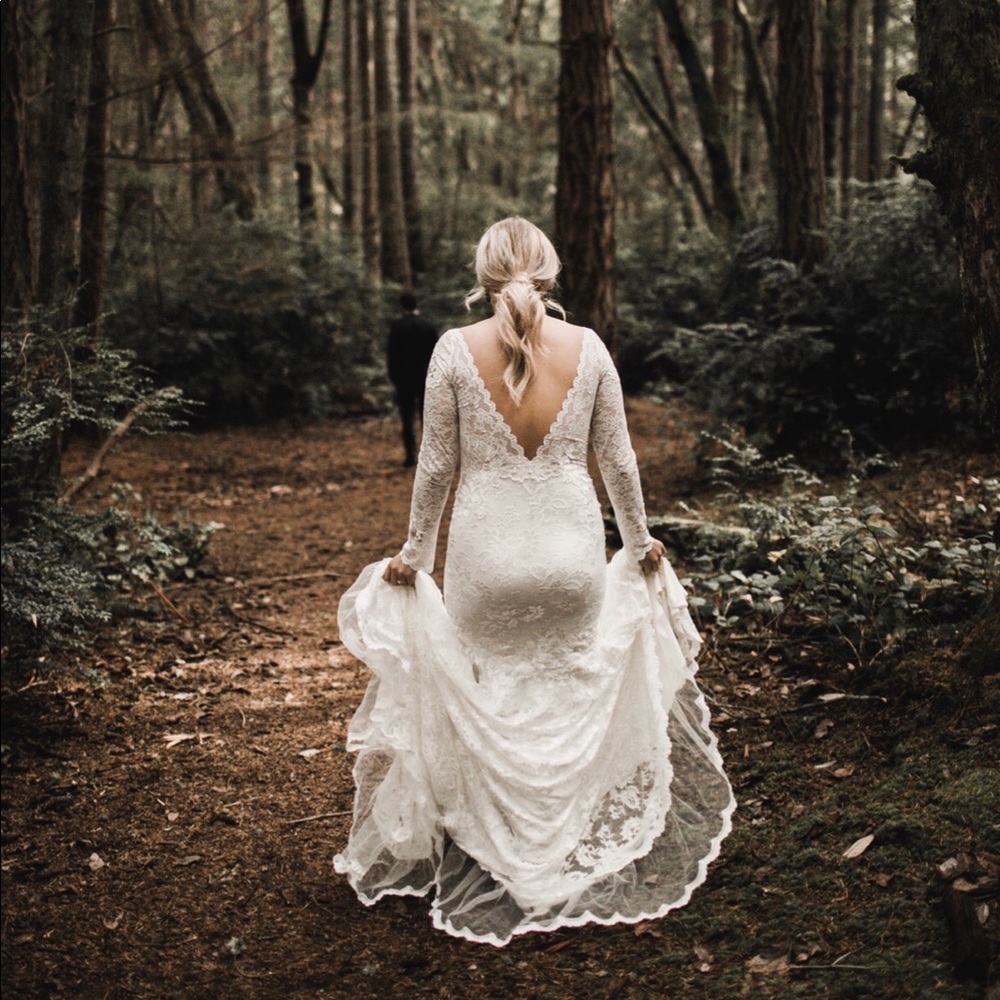 Olvi’s Lace Collection Wedding Dress (Euro Size 3)